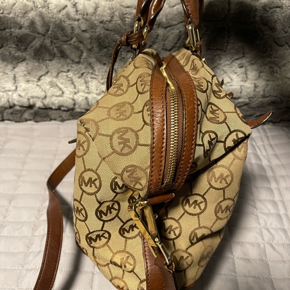 Michael Kors Monogram purse - Picture 2 of 9